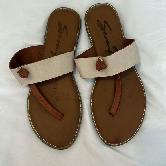 Seven7 size 9 cream and tan faux leather flip flops sandals EUC No box - Picture 3 of 13